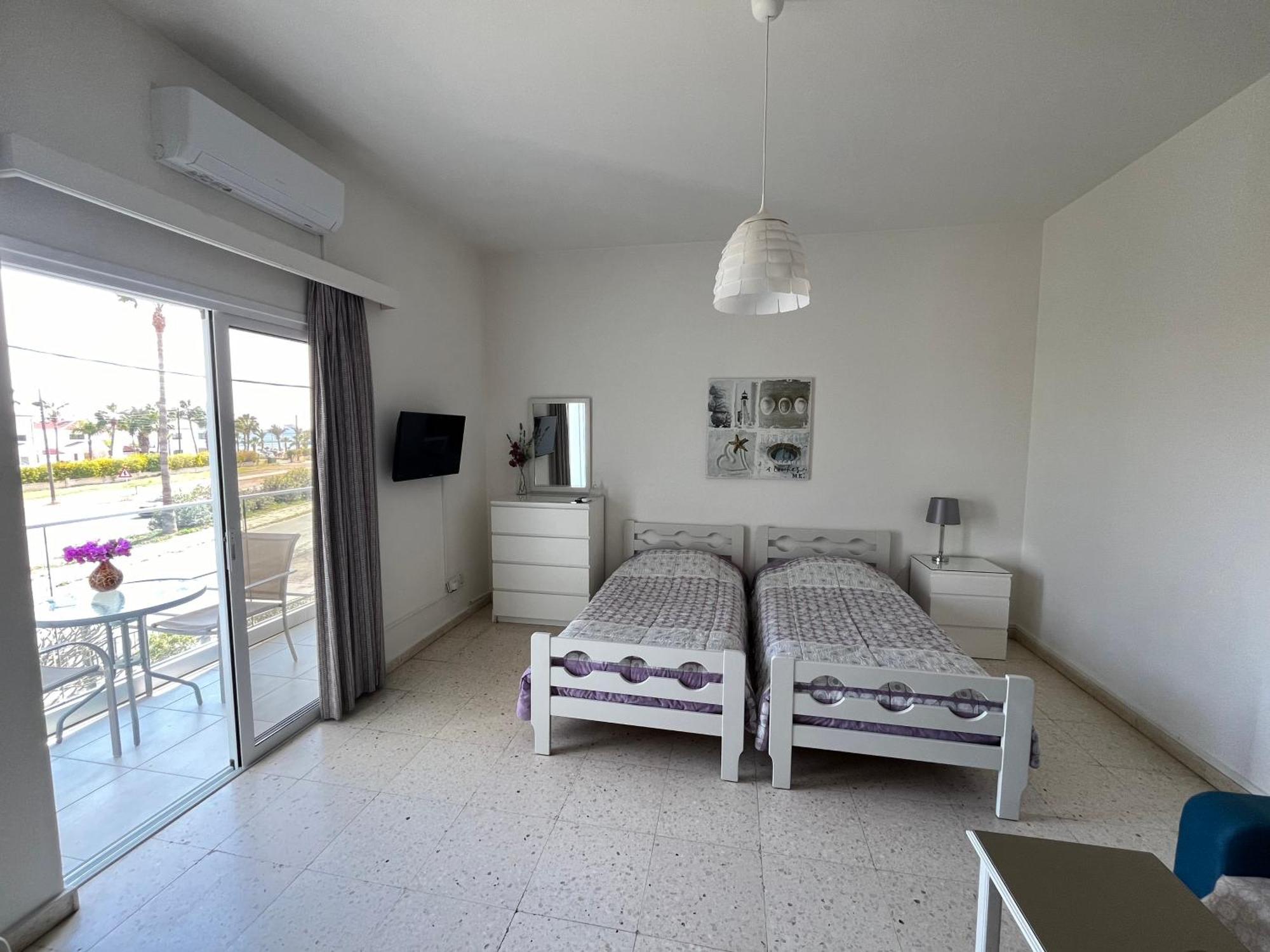 Themis Beach Apartments Larnaca Quarto foto