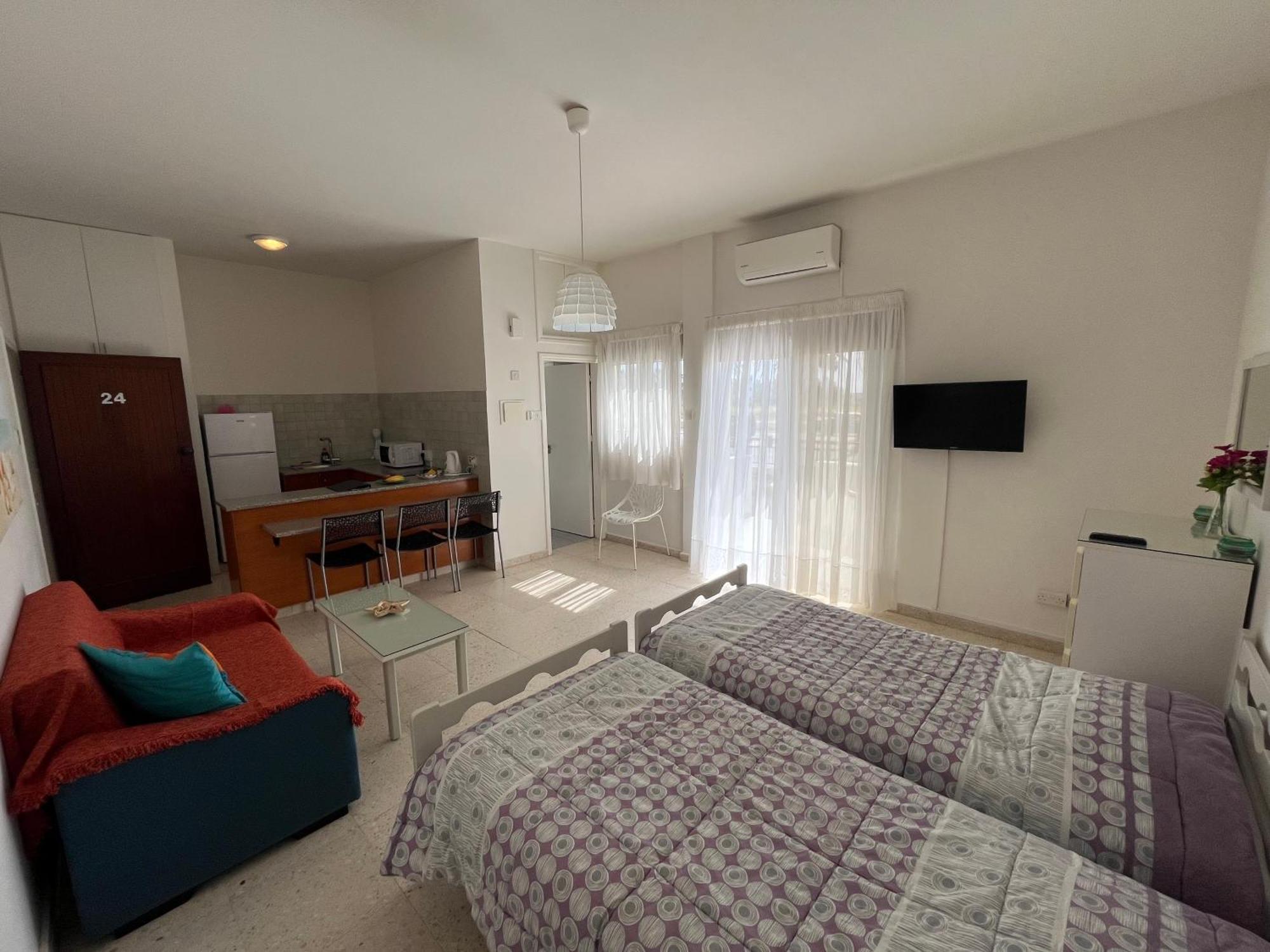 Themis Beach Apartments Larnaca Exterior foto