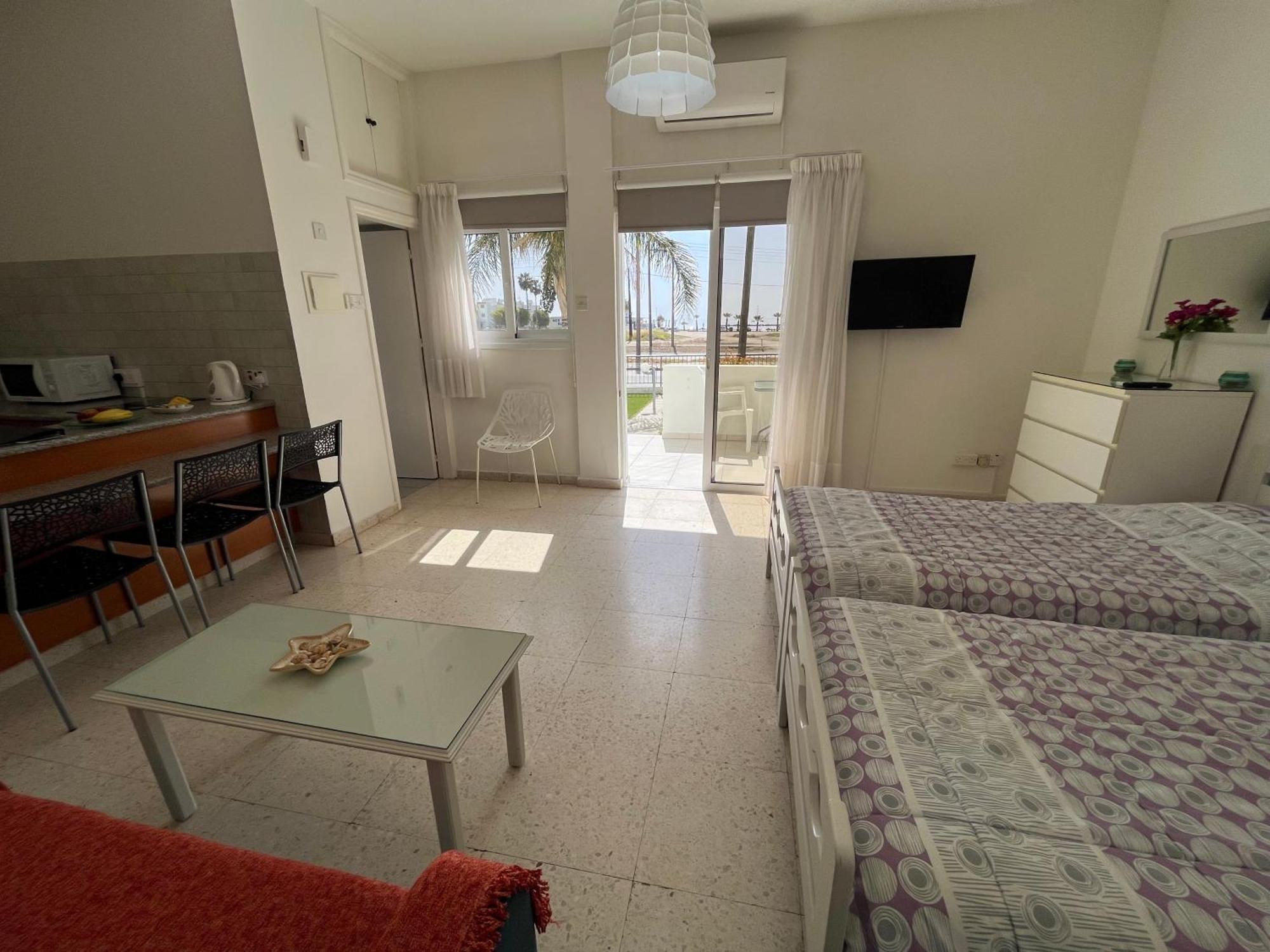 Themis Beach Apartments Larnaca Quarto foto