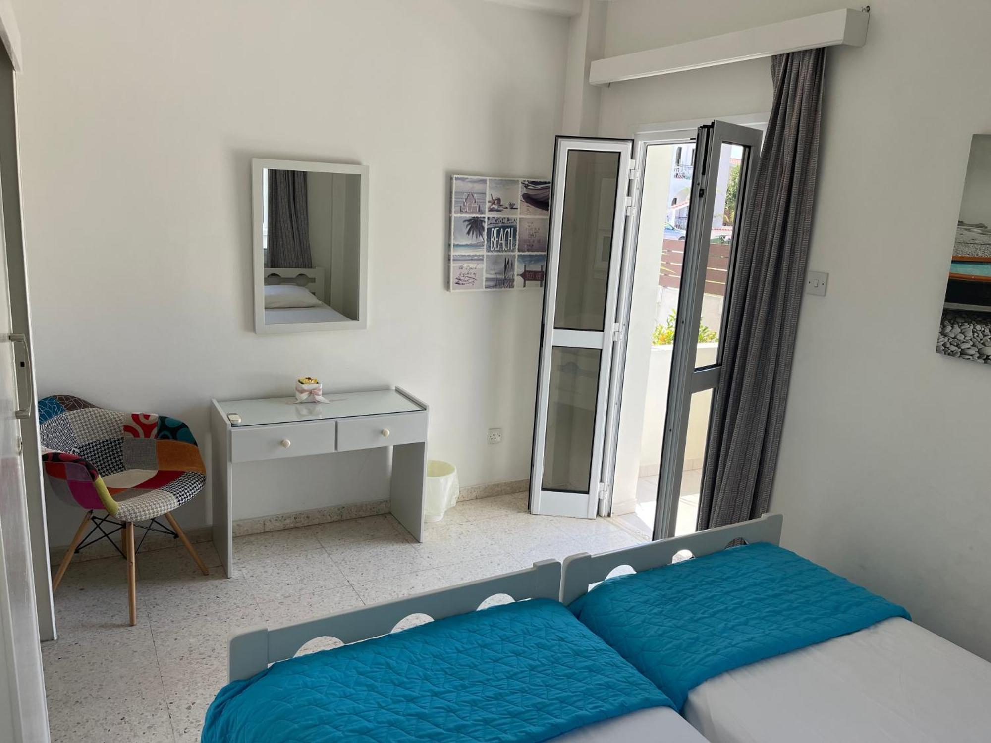 Themis Beach Apartments Larnaca Quarto foto