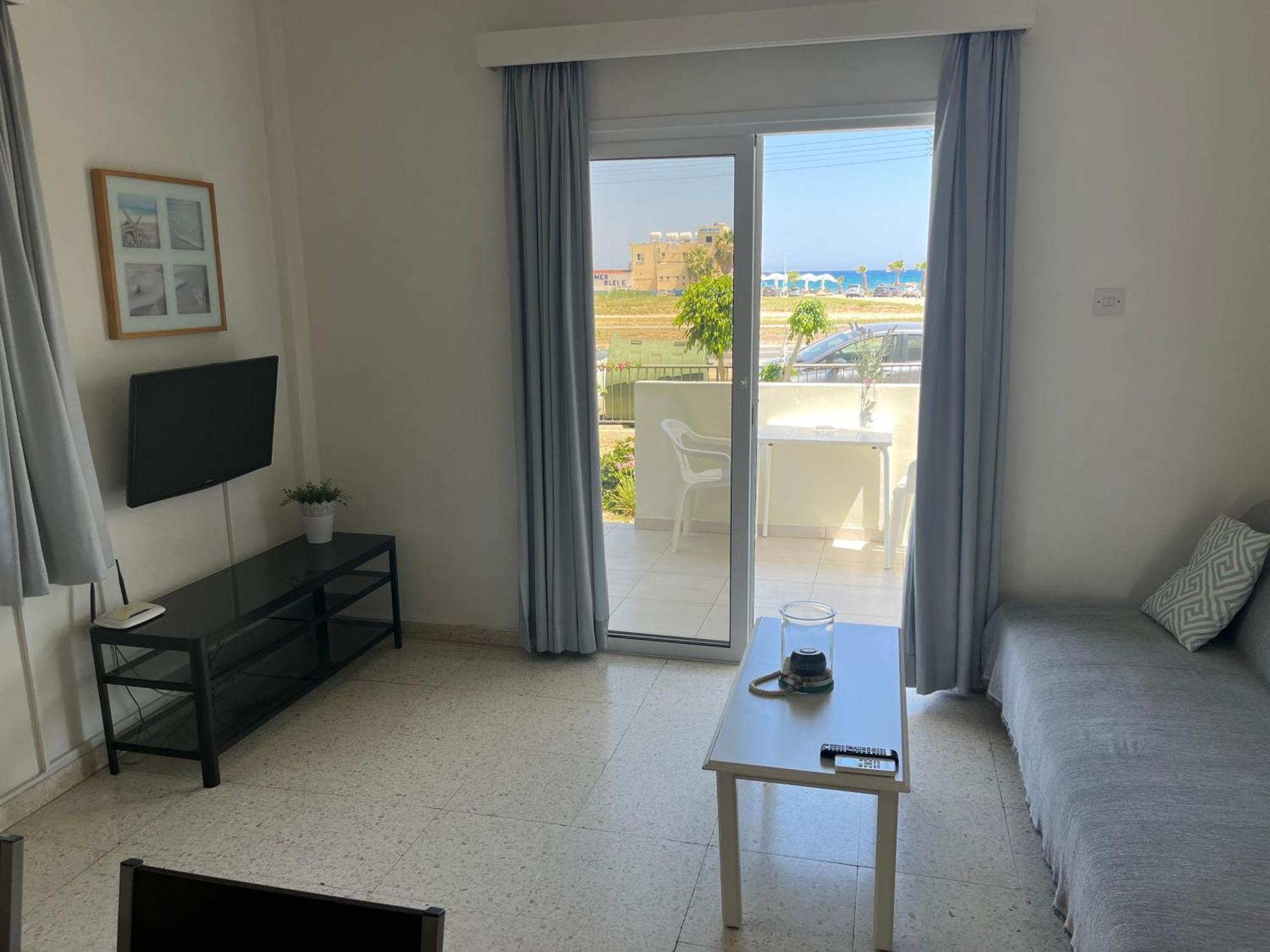 Themis Beach Apartments Larnaca Quarto foto
